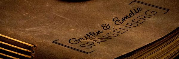 激光雕刻的皮革笔记本。